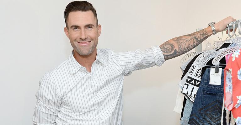 Adam Levine, líder do Maroon 5, aparece com o cabelo platinado