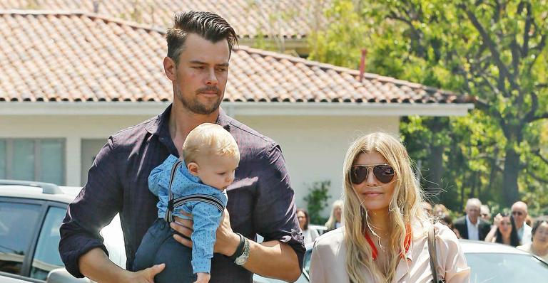 Josh Duhamel e a esposa, Fergie, vão à igreja com o pequeno Axl de 8 meses