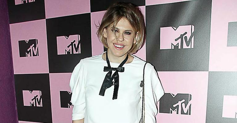 Solteira, a atriz Bárbara Paz curtiu balada em São Paulo organizada pela MTV