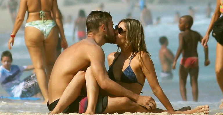 Rodrigo Hilbert e Fernanda Lima: casal vive sua paixão com mar e sol no Rio