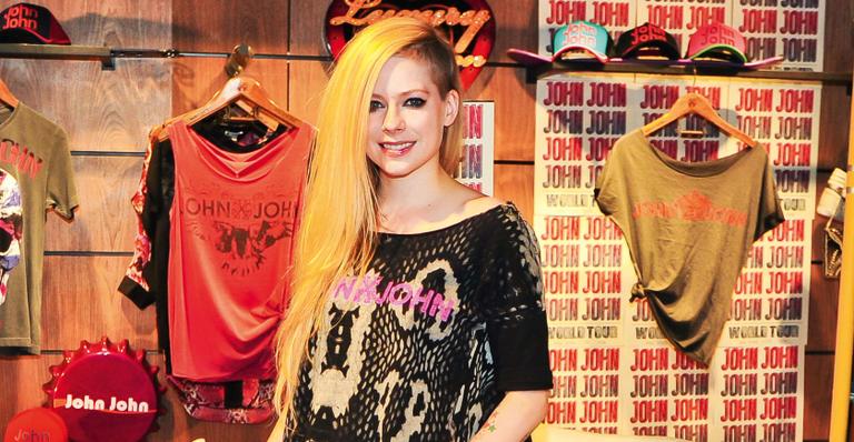 Avril Lavigne vai a lançamento de grife de moda em sua visita ao Brasil