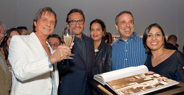 Roberto Carlos lança livro de sua história em festa com herdeiros e amigos