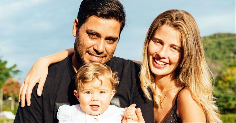 Ao lado do marido e com a filha, Maria Eduarda, Debby Lagranha faz ensaio