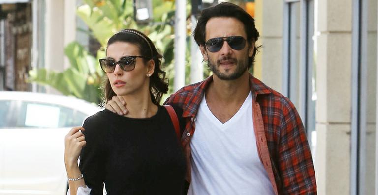 Rodrigo Santoro e Mel Fronckowiak em clima de romance nos EUA