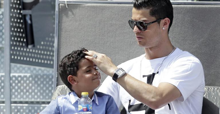Cristiano Ronaldo troca chamegos com o filho durante partida de tênis