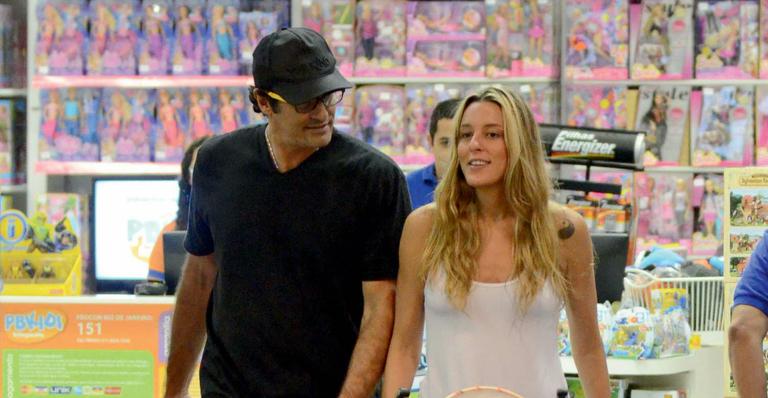 Luciano Szafir e Luhanna Melloni fazem passeio em família em shopping no Rio