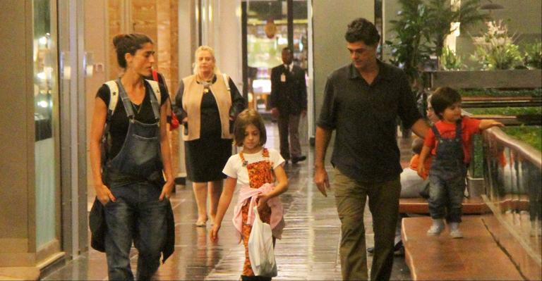 Eduardo Moscovis passeia em shopping com a esposa, Cynthia e os filhos