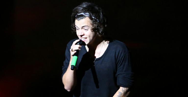 Vídeo: Harry Styles, do One Direction, tatua ‘Brasil’ na coxa
