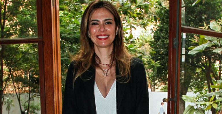 Luciana Gimenez visita Maguila no hospital e conversa com a mulher dele