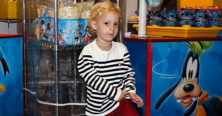 Filho de Neymar, Davi Lucca, se diverte em espetáculo infantil