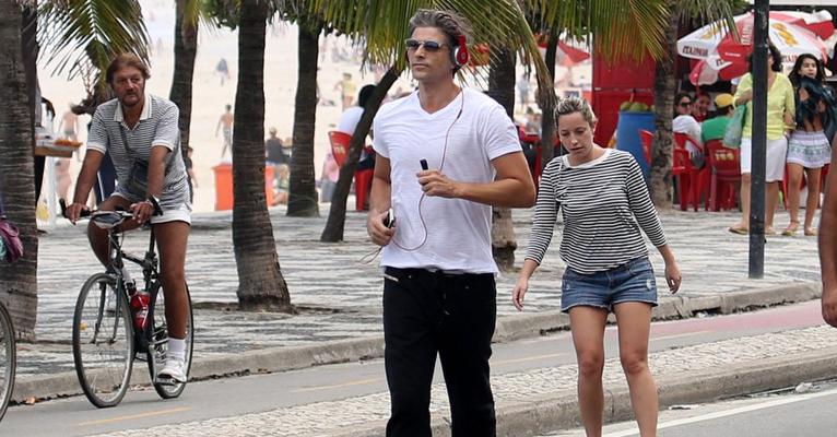 Reynaldo Gianecchini corre na orla do Leblon e exibe boa forma