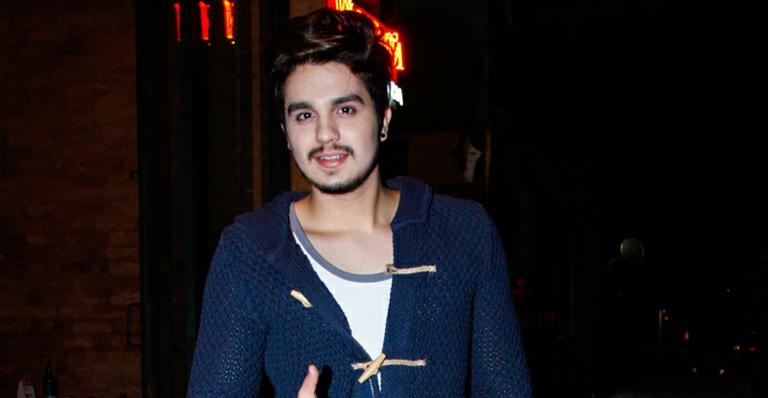 Luan Santana tira selfie no show do One Direction, em São Paulo