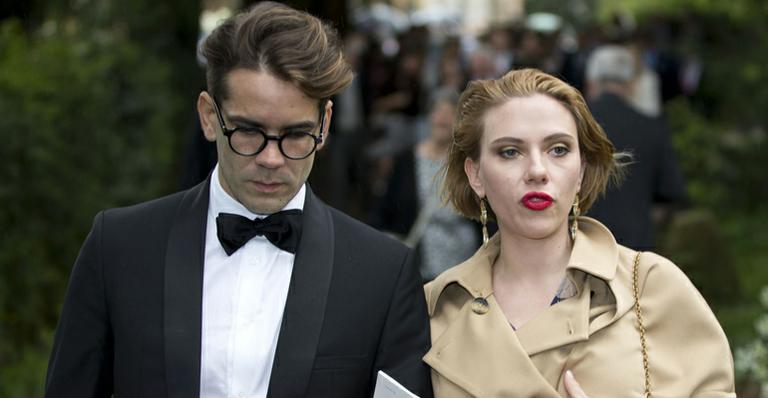 Acertou no look? Scarlett Johansson exibe barrigão em casamento real