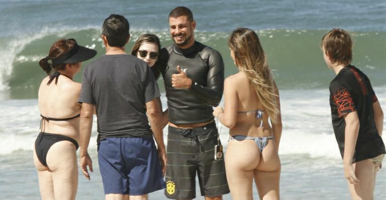 Cauã Reymond é cercado pelas fãs em praia na Barra da Tijuca