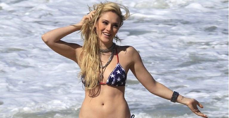 De biquíni, Isabelle Drummond grava cenas de ‘Geração Brasil’ na praia