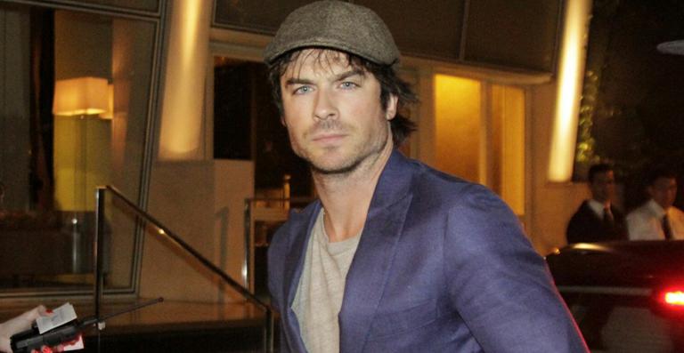Ian Somerhalder chega ao Brasil e causa alvoroço em aeroporto