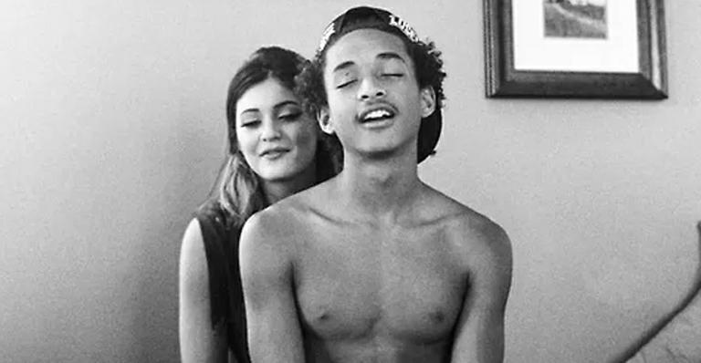 Filho de Will Smith aparece na cama com irmã de Kim Kardashian
