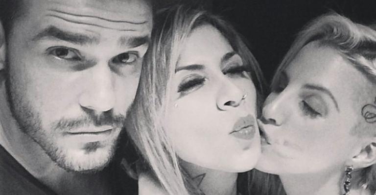 Clara dá beijinho em Vanessa durante festa em São Paulo