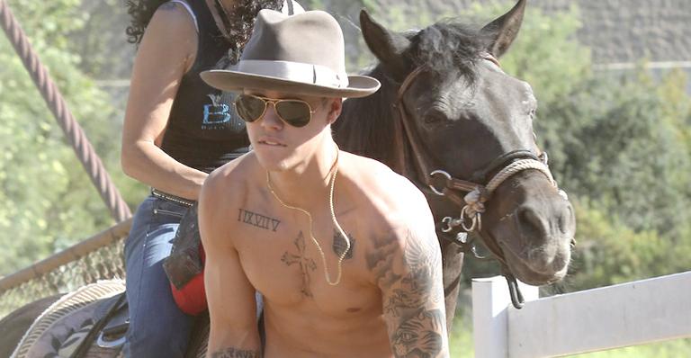Justin Bieber mostra barriguinha sarada e se compara a Indiana Jones