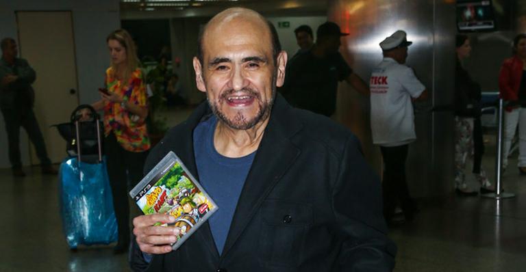 Edgar Vivar, o Sr. Barriga, chega sorridente ao Brasil e posa com fãs