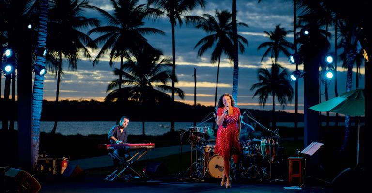 Daniela Mercury homenageia Dorival Caymmi em show em Comandatuba