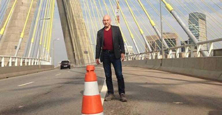 Na Ponte Estaiada, Patrick Stewart ironiza problemas no trânsito de São Paulo