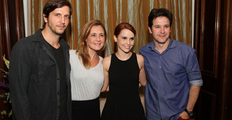 Débora Falabella recebe o carinho do namorado, Murilo Benício, no teatro