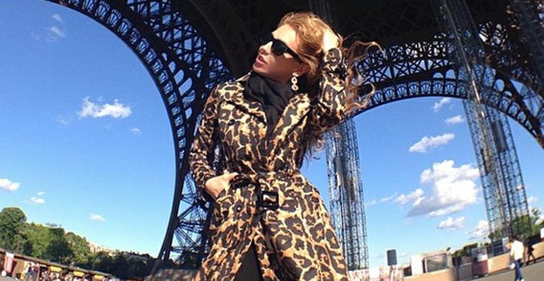 De férias, Thalia posa para fotos em pontos turísticos de Paris