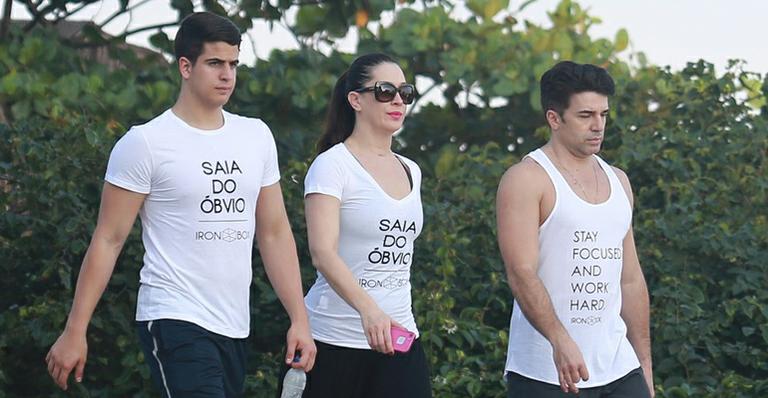 Claudia Raia faz exercícios com o filho e o namorado no Rio de Janeiro
