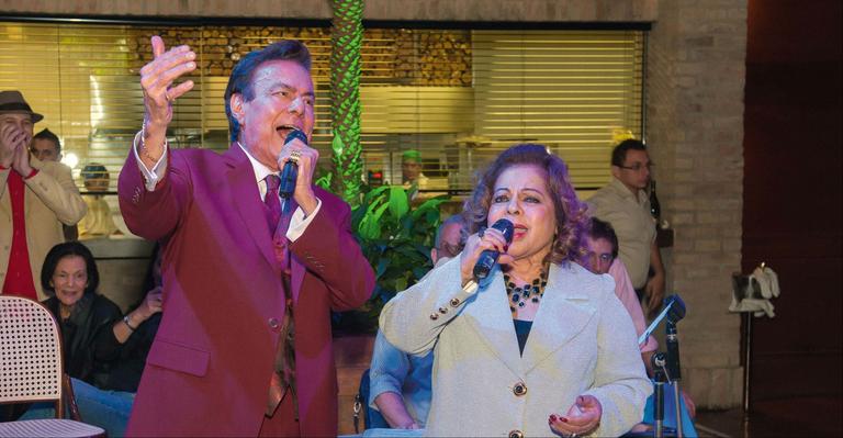 Agnaldo Rayol reuniu família e amigos em restaurante para festejar os 76 anos