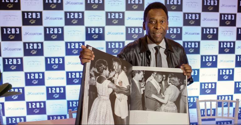 Pelé lança livro que conta sua vida dentro e fora dos campos de futebol