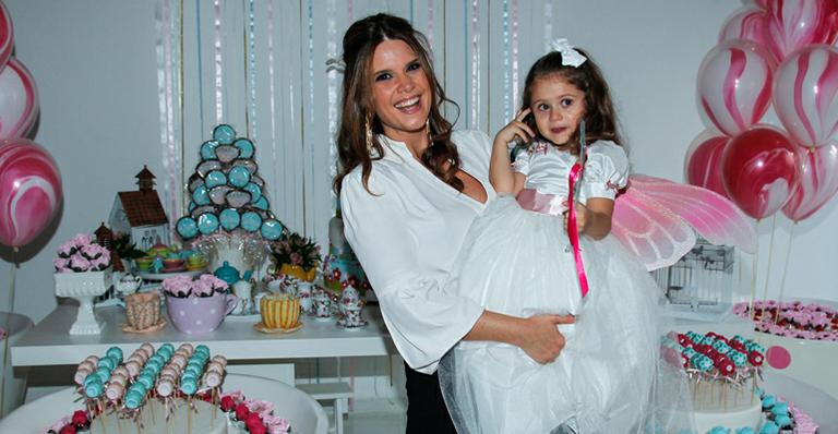 Mariana Kupfer comemora 4 anos da filha e recebe diversos famosos