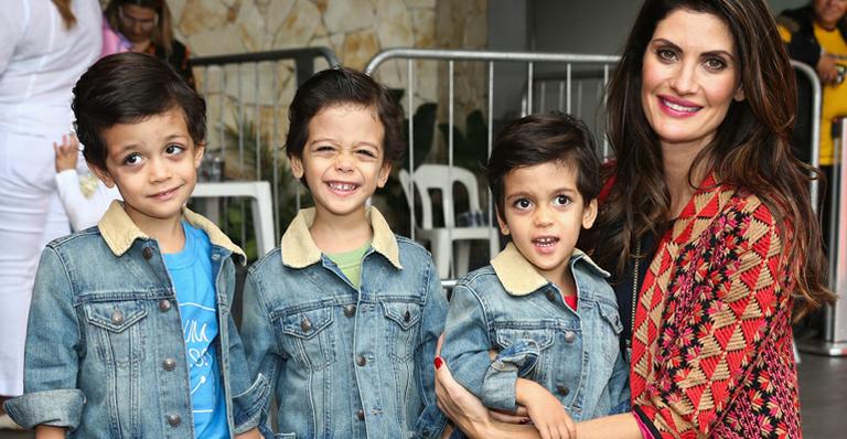 Isabella Fiorentino curte show infantil com os trigêmeos