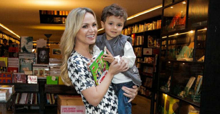 Eliana leva o filho Arthur, de dois anos, a lançamento de livro em São Paulo