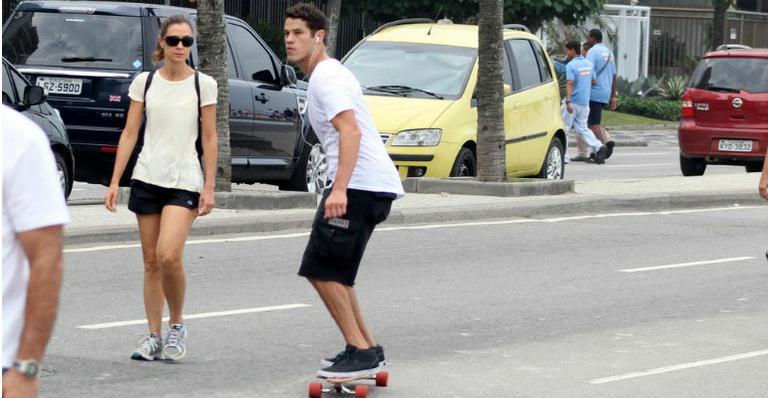 Fã de esportes, ator José Loreto anda de skate no Rio de Janeiro