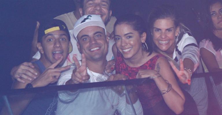 Sem make, Anitta curte show praticamente irreconhecível e surpreende fãs