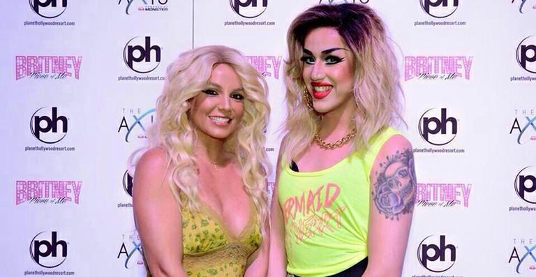 Novamente loira, Britney Spears posa com finalista de reality de drags