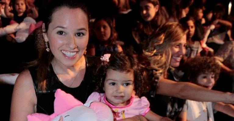 Fofura do dia: Filha de Mariana Belém canta ‘Let it Go’ em show