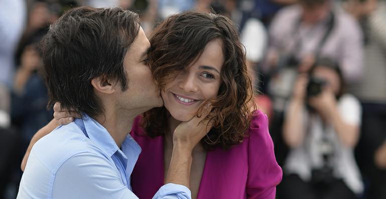 Alice Braga ganha beijo de Gael García Bernal em Cannes