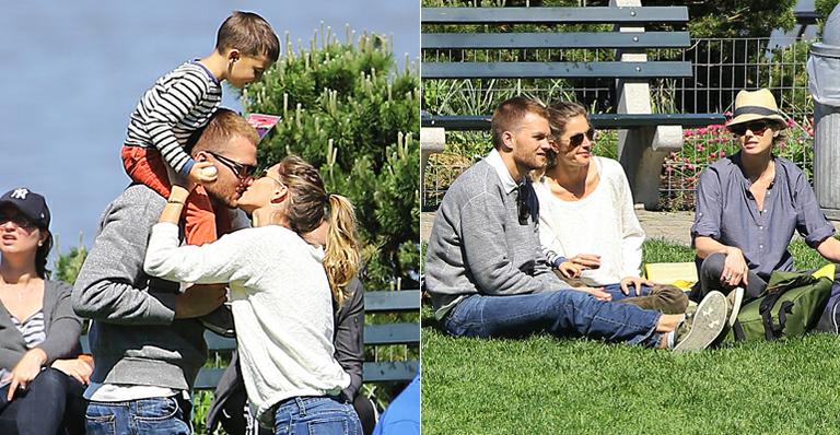 Só love: Gisele Bündchen beija Tom Brady em passeio no parque