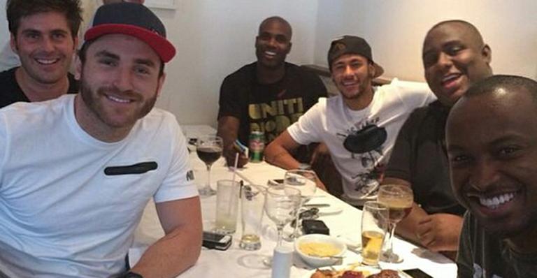 Neymar almoça com Thiaguinho e vários amigos no Rio