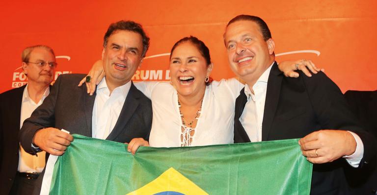 Fafá de Belém canta o Hino Nacional, como fazia nos anos 1980, na Diretas Já