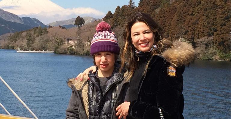 Luciana Gimenez e o filho, Lucas Jagger, durante viagem para a China e Japão