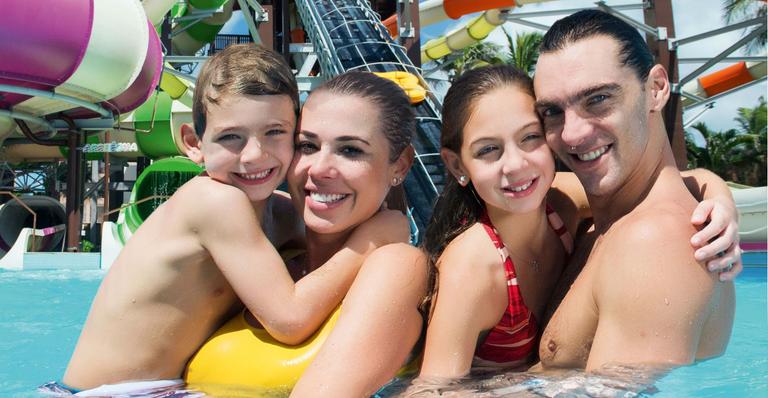 Giba anuncia casamento durante viagem com a amada e os filhos para Fortaleza