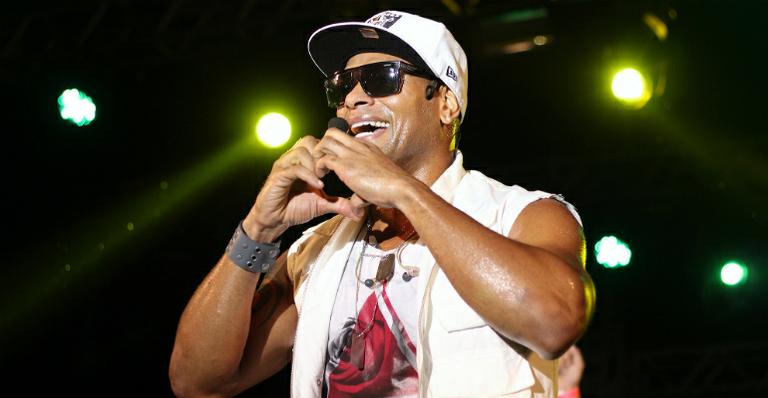 Tony Salles estreia como vocalista do Parangolé em Salvador