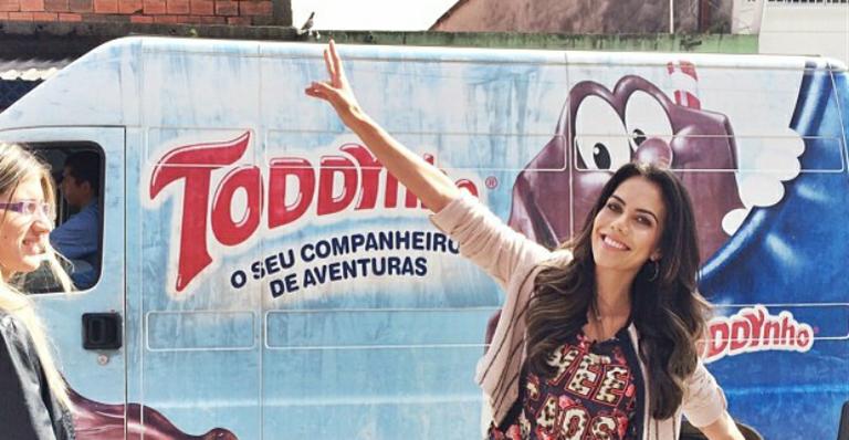 Após declaração polêmica, Daniela Albuquerque posa com caminhão de achocolatado