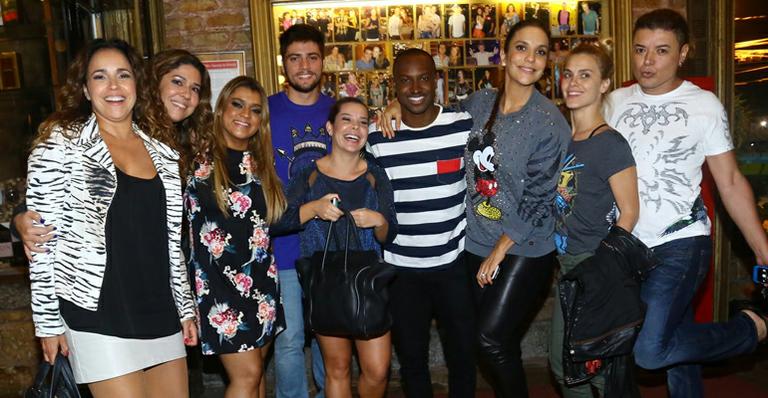 Famosos se encontram em restaurante no Rio de Janeiro