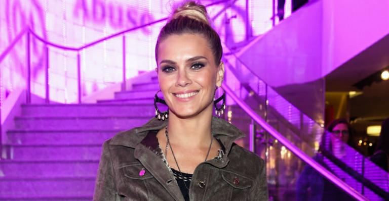 Carolina Dieckmann fala sobre sua paixão pela música, futebol e chocolate