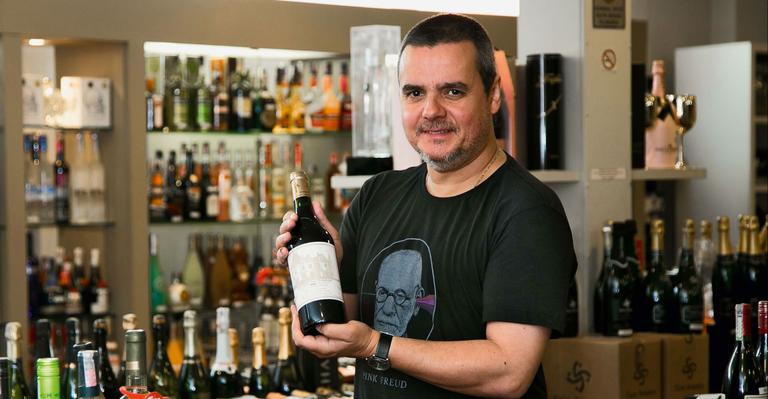 Atores fazem a divulgação de um leilão beneficente de vinhos raros em SP