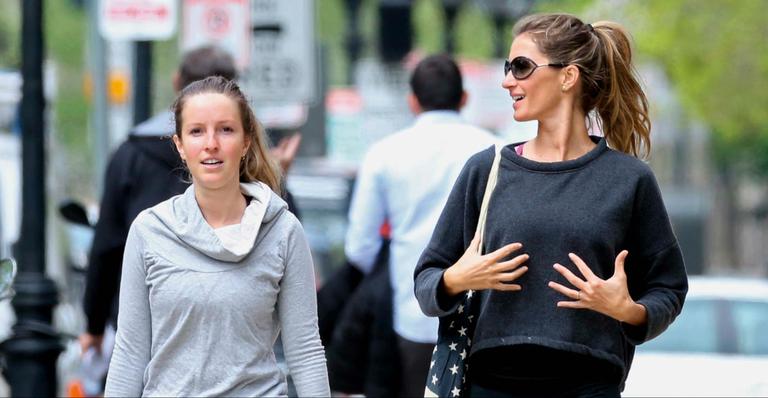 Gisele Bündchen e a irmã, Rafaela, passeiam juntas pelas ruas de Boston